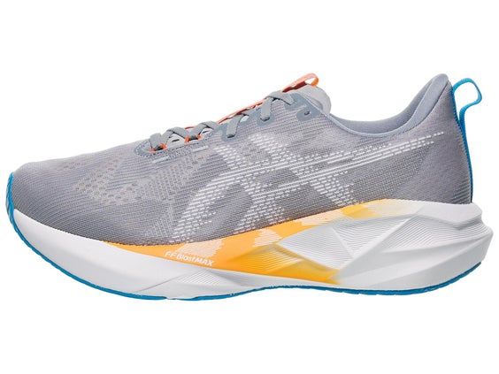 ASICS Novablast 5 in Gravel/White