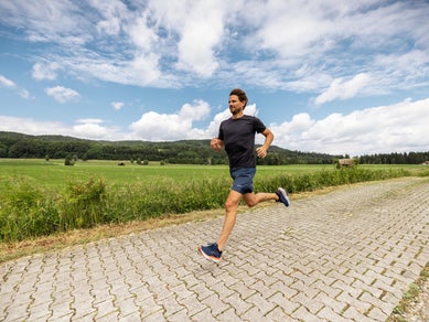 Man running in Brooks sherpa shorts and shirt
