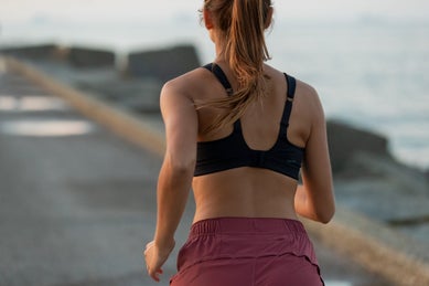 A good sports bra can improve your whole running technique - Scimex