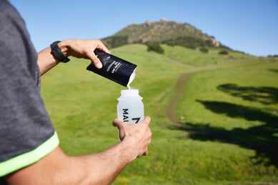 Man preparing Maurten drink mix