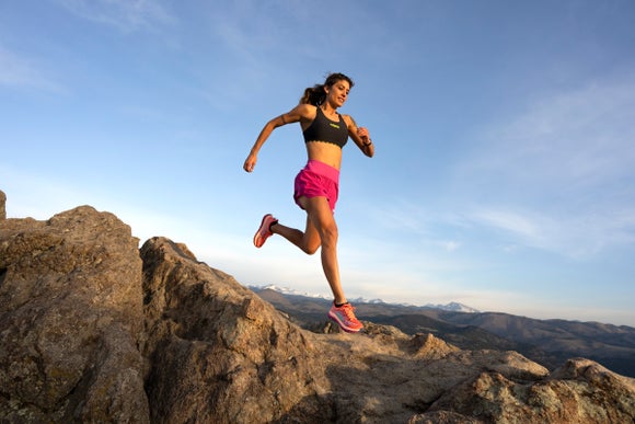 Women on trail running in Mafate Speed 4