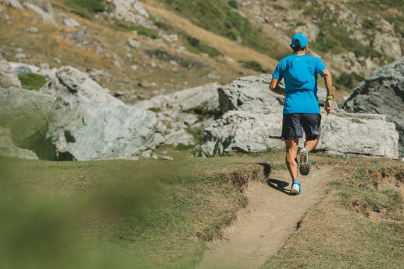 Salomon Sense Pro Set Pack in ocean blue on a trail runner in the mountains