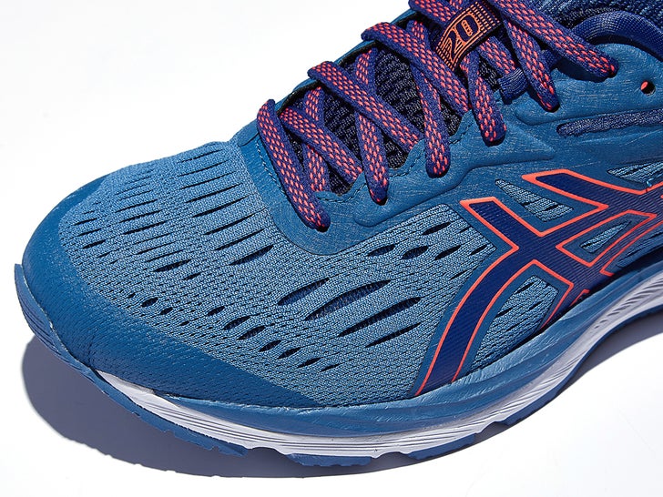 Toe box of the ASICS Gel Cumulus 20