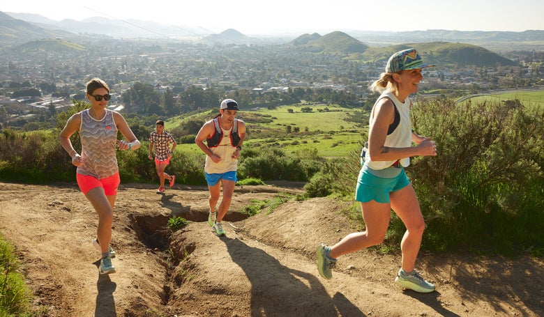 Men_and_women_running_uphill_in_hot_weather