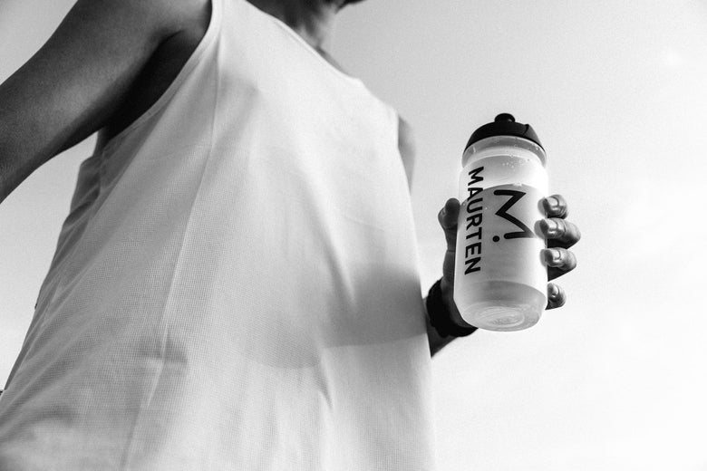 runner holding Maurten bottle with Maurten drink mix solution