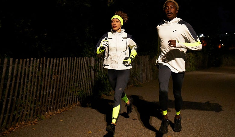 Two_people_running_at_night_with_relfective_apparel