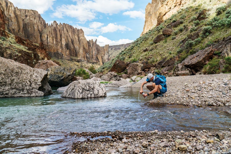 Un coureur remplit sa poche à eau 